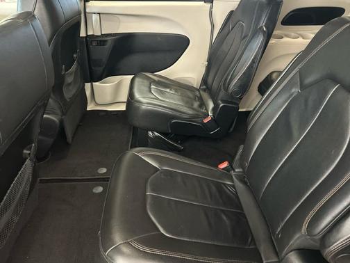Granite Crystal Metallic Clearcoat 2017 Chrysler Pacifica Touring-L