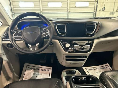 Granite Crystal Metallic Clearcoat 2017 Chrysler Pacifica Touring-L
