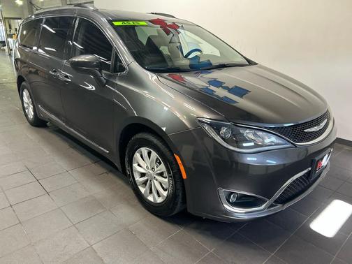 Granite Crystal Metallic Clearcoat 2017 Chrysler Pacifica Touring-L