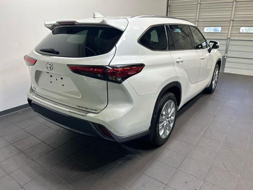 Blizzard Pearl 2020 Toyota Highlander Limited