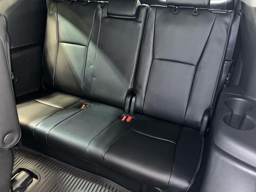 Wind Chill Pearl 2026 Toyota Highlander Hybrid Platinum