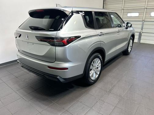 Alloy Silver Metallic 2025 Mitsubishi Outlander ES S-AWC