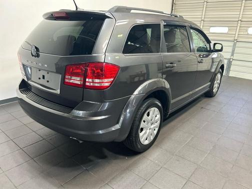 Granite Pearlcoat 2018 Dodge Journey SE