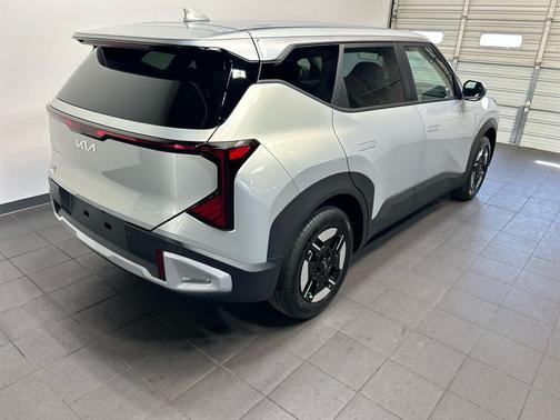 Ivory Silver 2027 Kia Seltos LX