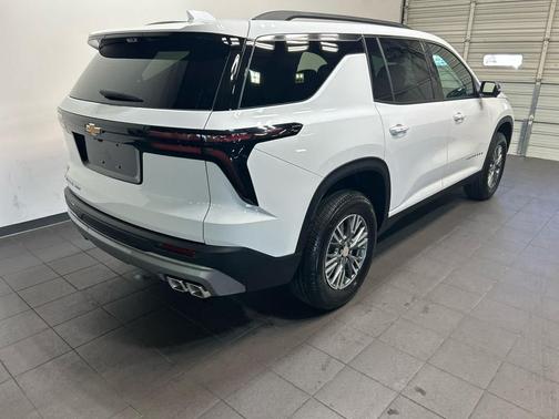 Summit White 2026 Chevrolet Traverse LT