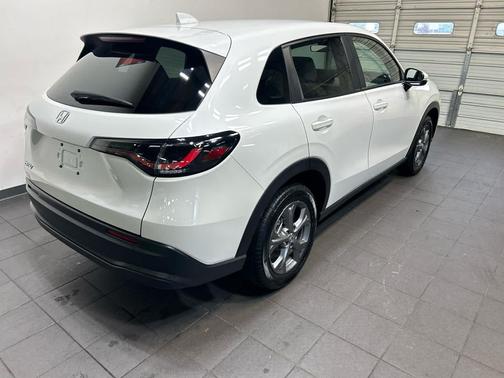 Platinum White Pearl 2026 Honda HR-V LX