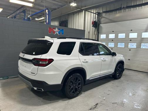 2025 Honda Pilot Touring 8-Passenger