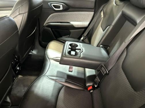 Bright White Clearcoat 2022 Jeep Compass Latitude
