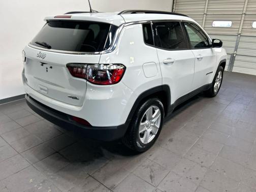 Bright White Clearcoat 2022 Jeep Compass Latitude