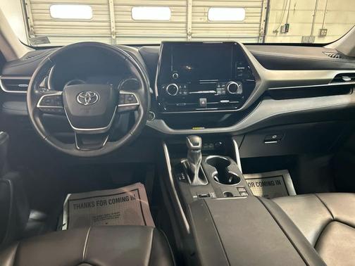 Magnetic Gray Metallic 2023 Toyota Highlander Hybrid XLE