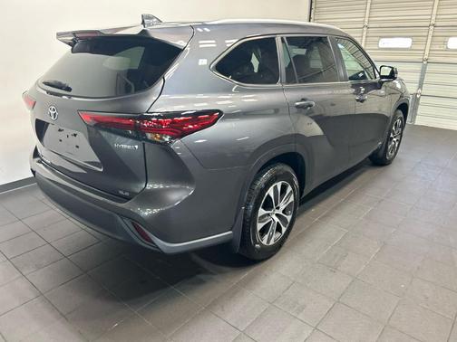 Magnetic Gray Metallic 2023 Toyota Highlander Hybrid XLE