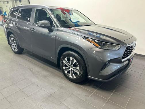 Magnetic Gray Metallic 2023 Toyota Highlander Hybrid XLE