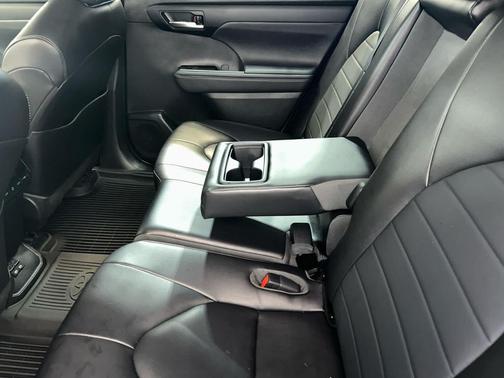 Magnetic Gray Metallic 2023 Toyota Highlander Hybrid XLE
