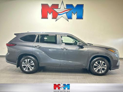 Magnetic Gray Metallic 2023 Toyota Highlander Hybrid XLE