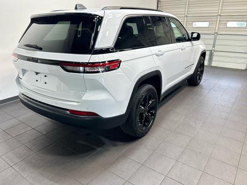 Bright White Clearcoat 2026 Jeep Grand Cherokee Limited
