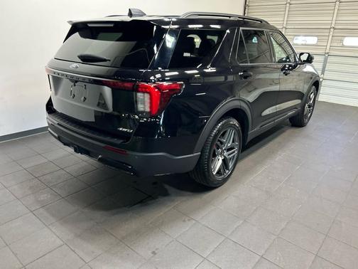 Agate Black Metallic 2025 Ford Explorer ST-Line