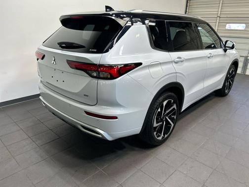 White Diamond/Black Roof 2024 Mitsubishi Outlander SEL S-AWC