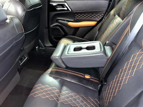 White Diamond/Black Roof 2024 Mitsubishi Outlander SEL S-AWC