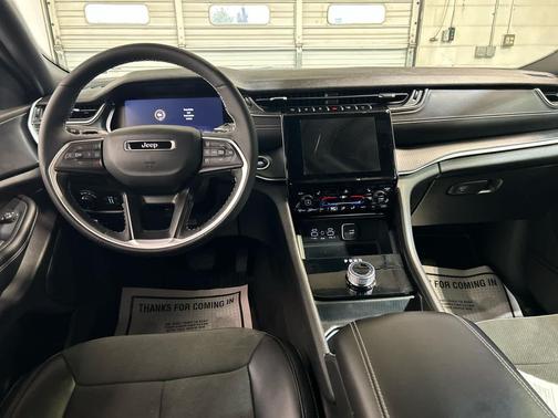 Diamond Black Crystal Pearlcoat 2025 Jeep Grand Cherokee Altitude