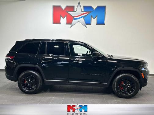 Diamond Black Crystal Pearlcoat 2025 Jeep Grand Cherokee Altitude