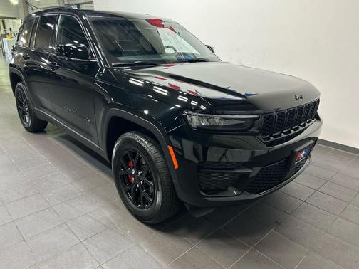 Diamond Black Crystal Pearlcoat 2025 Jeep Grand Cherokee Altitude