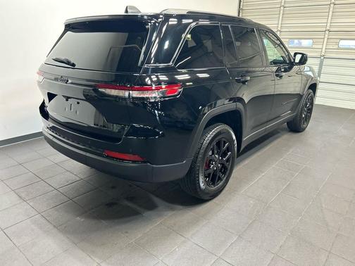 Diamond Black Crystal Pearlcoat 2025 Jeep Grand Cherokee Altitude