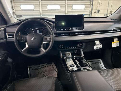 LABRADOR_BLACK 2026 Mitsubishi Outlander ES 2.5 S-AWC