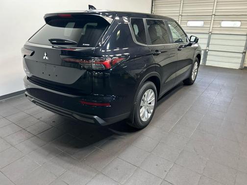 LABRADOR_BLACK 2026 Mitsubishi Outlander ES 2.5 S-AWC
