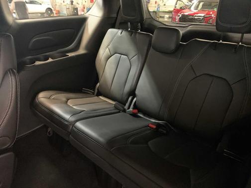 2025 Chrysler Voyager LX