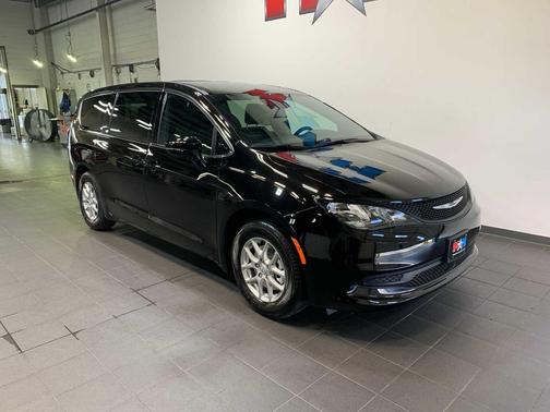 2025 Chrysler Voyager LX