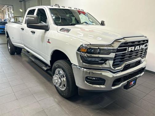 Bright White Clearcoat 2026 RAM 3500 Tradesman Crew Cab 4x4 8' Box