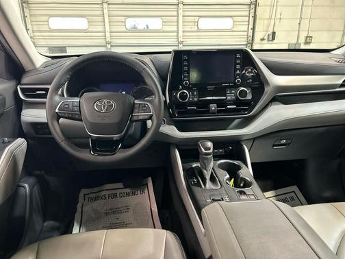Magnetic Gray Metallic 2021 Toyota Highlander Hybrid XLE
