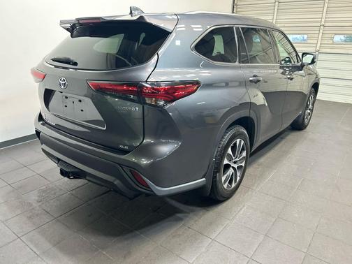 Magnetic Gray Metallic 2021 Toyota Highlander Hybrid XLE