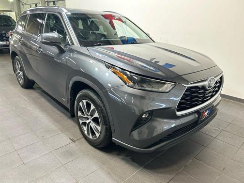 Magnetic Gray Metallic 2021 Toyota Highlander Hybrid XLE