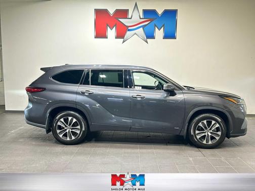 Magnetic Gray Metallic 2021 Toyota Highlander Hybrid XLE