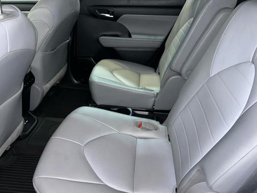Magnetic Gray Metallic 2021 Toyota Highlander Hybrid XLE