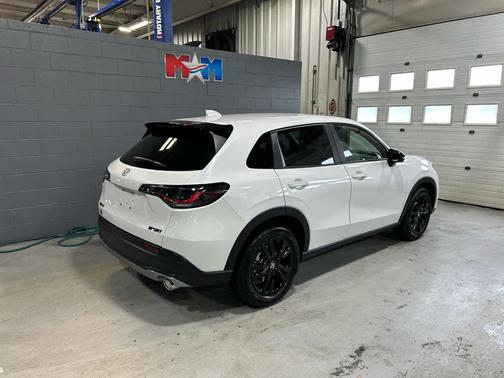 Platinum White Pearl 2026 Honda HR-V AWD Sport