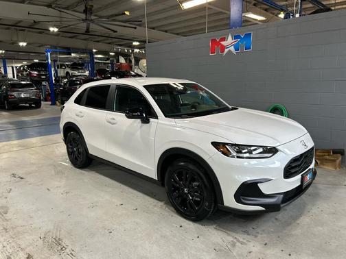 Platinum White Pearl 2026 Honda HR-V AWD Sport