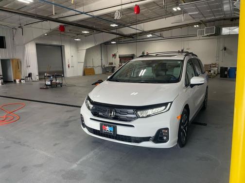 Platinum White Pearl 2027 Honda Odyssey EX-L