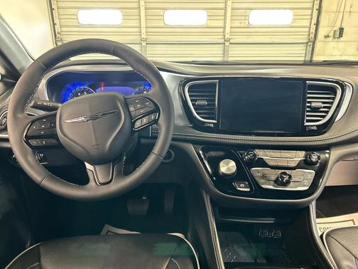 Red Hot Pearlcoat 2025 Chrysler Pacifica Limited