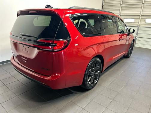 Red Hot Pearlcoat 2025 Chrysler Pacifica Limited