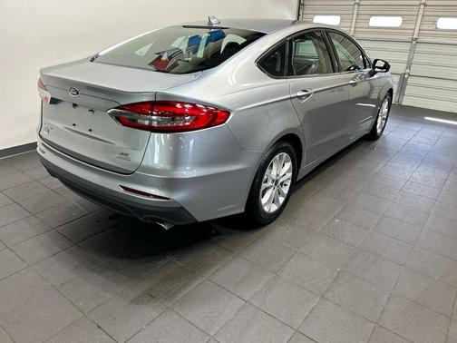 Iconic Silver Metallic 2020 Ford Fusion SE