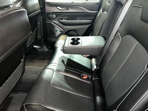 Baltic Gray Metallic Clearcoat 2024 Jeep Grand Cherokee Overland