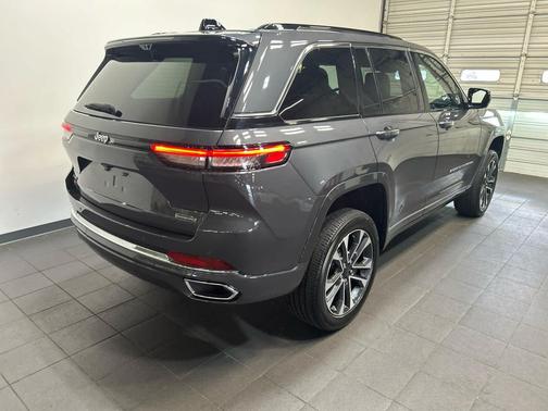 Baltic Gray Metallic Clearcoat 2024 Jeep Grand Cherokee Overland