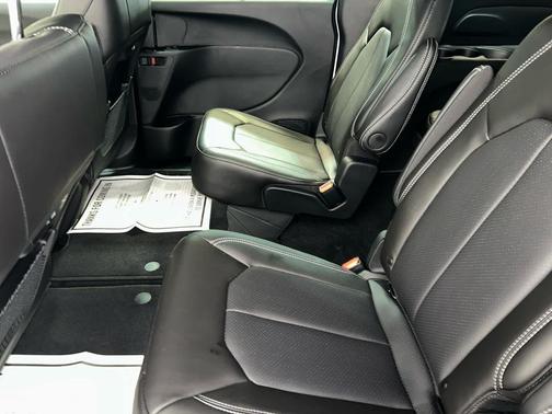 Bright White Clearcoat 2027 Chrysler Pacifica L