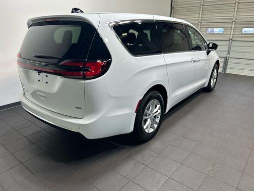 Bright White Clearcoat 2027 Chrysler Pacifica L