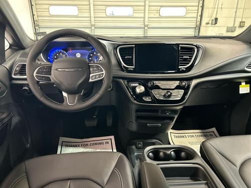 Bright White Clearcoat 2027 Chrysler Pacifica L