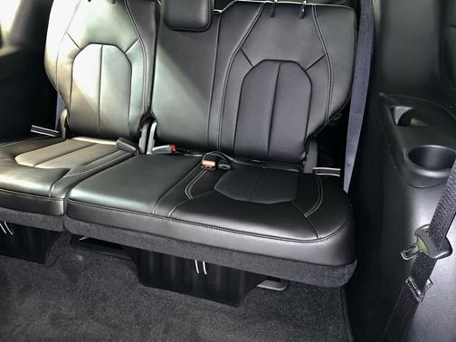 Bright White Clearcoat 2027 Chrysler Pacifica L