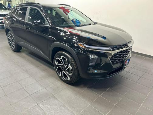 Mosaic Black Metallic 2026 Chevrolet Trax FWD 2RS