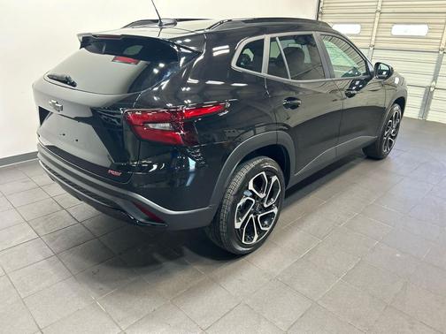 Mosaic Black Metallic 2026 Chevrolet Trax FWD 2RS